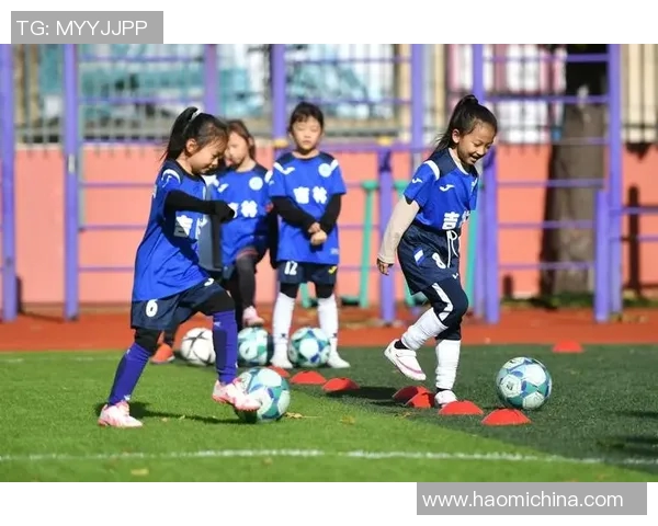 足球明星的孩子们在绿茵场上展现天赋与激情的精彩瞬间