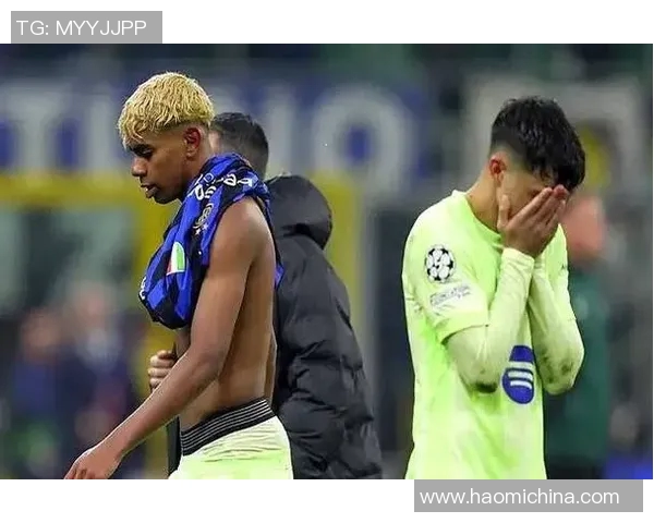 足球明星遭抢劫视频曝光引发热议社交媒体上众多网友纷纷评论