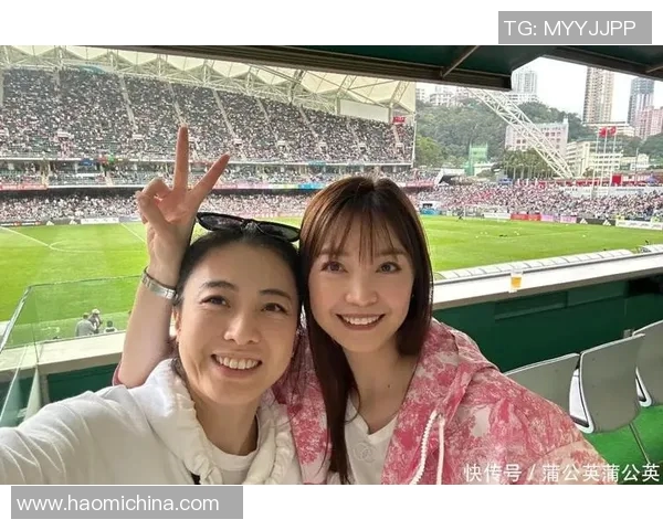 足球明星妻子温馨抱娃视频曝光甜蜜瞬间引发网友热议